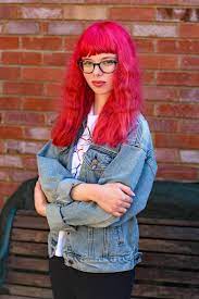 Also, women color their hair because lighter hair color makes a women's face look younger and softer. 10 Problems Only People Who Dye Their Hair Bright Colours Will Understand A Beautiful Chaos