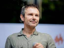Vakarchuk was active in supporting the orange revolution and. Vakarchuk Pokazal Zhenu I Doch Bulvar Shoubiz