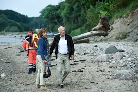 Sie ist überrascht von seiner erfrischend nüchternen weltsicht und seiner verblüffenden aktualität. Bild Zu Dietrich Hollinderbaumer Die Verschwundene Familie Bild Dietrich Hollinderbaumer Ulrike Kriener Filmstarts De