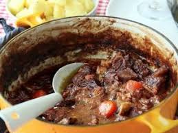 La Recette Du Boeuf Bourguignon Avec Une Sauce Delicieusement Onctueuse Recette Boeuf Bourguignon Plats Mijotes Recettes De Cuisine