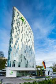 The contemporary holiday inn hamburg resembles a giant cruise ship on the banks of the river elbe , overlooking hamburg harbour and the city centre, both 3km away. Ihre Veranstaltung Im Holiday Inn Hamburg City Nord Location Ratgeber