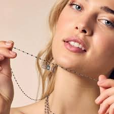 ✨Gigi Clozeau es una marca de joyería francesa reconocida por sus diseños  delicados y coloridos. Fundada por la diseñadora Gigi Clozeau, la marca  refleja su visión de “ver la vida en color”,