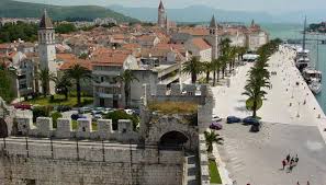 Seaside promenade 2000 meters long connects medena apartments with seget, an old fishing village. Trogir Und Mitteldalmatien Kroatien Urlaub Hrvaska Net