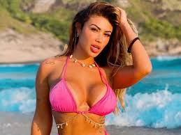 Instagram model writes message on her bum to remind men to get Covid  vaccine - Daily Star