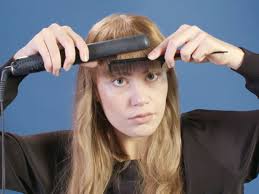 Ajustez le fer à feu moyen plutôt que haut. Tutoriel Coiffure Bien Lisser Sa Frange Video Femme Actuelle Le Mag