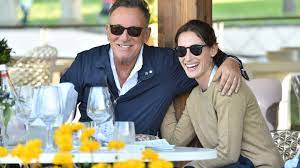 I got to touch up his face, which was a big deal for this born again jersey girl. Wie Gut Kennen Sie Bruce Springsteen Swr1