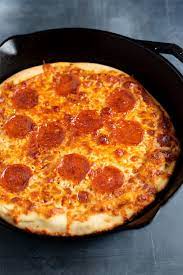 How To Make Cast Iron Skillet Pizza Recipe Cast Iron Recipes Dinner Cast Iron Skillet Pizza Pizza Recipes Homemade