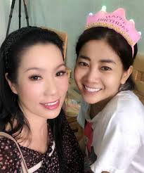 Mai Phương ôm chặt, mừng con gái tròn 5 tuổi ở bệnh viện