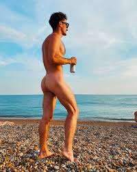 Las vacaciones de Sam Morris en una playa nudista (foto a foto) - Shangay