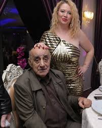 Declaratia castigatoare este nu iau bani ca sa apar la proaspata sotie a fostului primar al capitalei, oana lis, a marturisit ca a avut o copilarie nefericita din cauza ca mama ei a murit cand ea avea doar 13 ani, iar. Oana Lis A FÄƒcut AnunÈ›ul Despre Decesul Lui Viorel