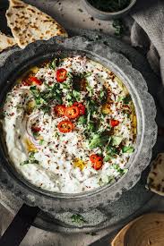 So Geht Dip Auf Indisch Pikante Gurken Raita Mit Selbstgemachtem Fluffigen Naanbrot Tinastausendschon Rezept In 2020 Asia Kuche Rezepte Lebensmittel Essen
