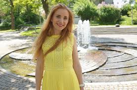 Mit weiß kombiniert sich gelb ganz gut. Outfit Hochzeitsgast Kleid 2 Glamoursister Com