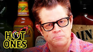 Hot Ones" Johnny Knoxville Gets Smoked by Spicy Wings (Episódio de TV 2018) 