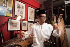Alat musik haegeum adalah alat musik gesek yang berasal dari korea, alat musik ini mengambil konsep alat musik rebab yang berasal dari cina. Tidak Tahu Bahasa Mandarin Mahir 4 Alat Muzik Cina Berita Gaya Hidup Beritaharian Sg