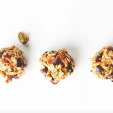 Bouchees Au Beurre D Arachide Et Au Miel Melange Montagnard Healthy Protein Snacks Food Processor Recipes Energy Ball Recipe