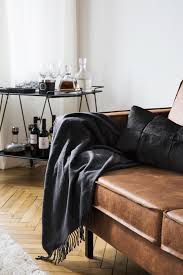 Modna A Jednoczesnie Ponadczasowa Skorzana Kanapa W Kolorze Koniaku To Sposob Na Powrot Do St Modern Apartment Decor Sofa Design Luxury House Interior Design