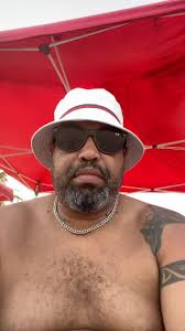 Outdoor Style Inspiration: Casual Look Under Canopy