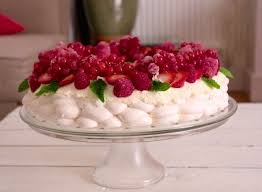 Un Superbe Dessert De Noel La Pavlova Aux Fruits Rouges Simple Elegant Et Leger Ce Dessert Sera Parfait Pour Finir Vos Pavlova Mini Desserts Dessert Ete