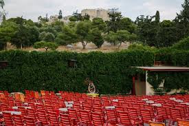 To cnn ψήφισε τα δέκα καλύτερα σινεμά του κόσμου και ως πρώτο διακρίθηκε το θερινό σινεμά θησείο. To Sine 8hseion Einai To Kalytero 8erino Sinema Pagkosmiws
