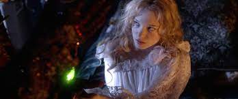 La belle et la bête • beauty and the beast • الجميلة والوحش تدور أحداث الفيلم حول تَفتُح قصة حب غير متوقعة بين الجميلة الشابة بنت التاجر الكبير الذي يمر بأيام صعبة، حيث عرضت نفسها على الوحش الغامض الذي كان يَدين أبيها له بالكثير من المال. Beauty And The Beast Movie Review 2016 Roger Ebert