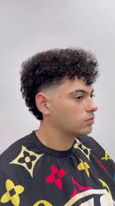 Cuando este cabello llegó a mis manos, estaba pidiendo a gritos un rescate:  rizado, sin estructura y sin vida. Pero después de un buen corte y  tratamiento, ¡el cambio es impresionante! Ahora luce ...