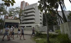 The photograph, taken by escobar's wife, maria victoria, appeared in a 2010 hbo documentary sins of my father, which tells the story of the drug kingpin's life through the eyes of his only son, juan. Pablo Escobar S Dark Legacy Refuses To Die 25 Years On Arab News