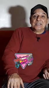 NOS PUEDEN DECIR COMO SE LLAMA EL CANTANTE Y A QUE BANDA PERTENECIA?