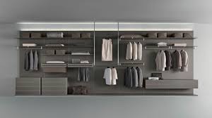 Nella migliore delle ipotesi una cabina armadio funzionale dovrebbe essere progettata all'interno di uno spazio bene aerato, o comunque con sistema di ventilazione, con dimensioni tali da consentire la profondità dei moduli di circa 60cm a cui aggiungere lo spazio di movimento per una o due persone. Rimadesio Abacus