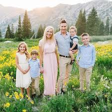 40 Latest Trend Of Family Photoshoot Ideas Pose Ideas Props Pinterest Board Abrittonphotography Summer Family Pictures Summer Family Photos Big Family Photos
