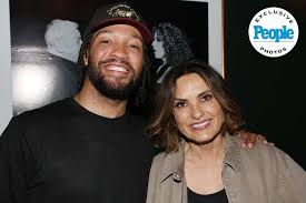 Jalen Brunson Visits Mariska Hargitay at Broadway's 'Every Brilliant Thing' and Gets a Standing Ovation (Exclusive)