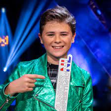 Zanger tix draagt niet alleen engelenvleugels, maar ook een zonnebril. Finalisten Junior Songfestival 2020 Bekend Songfestival Update