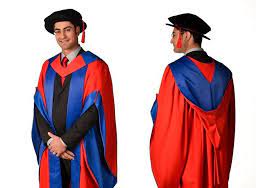 14eed725e9ca22a46a050d1605a3a072 Jpg 736 515 Graduation Outfit Graduation Gown Graduation Robes