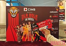 Puan sri tiara (centre), with the cast of the olabola musical. 5 Sebab Rm50 Korang Tak Rugi Tonton Teater Ola Bola Muzikal