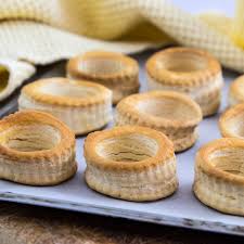 Vol au vent con tonno stendi la pasta sfoglia e ritaglia 12 dischi di circa 7 cm di diametro con un coppapasta. Vol Au Vent Ricetta Base Ricetta Facile Base