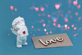 Photo à propos un bel archange d'ange avec la fleur et les papillons dans la couleur rose. Ange D Ange Avec Une Carte De Lettre D Amour Photo Stock Image Du Vacances Scintillement 137190778