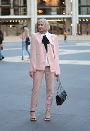 Pilih model yang sederhana dan simple. Beri Kesan Profesional Dengan Blazer Untuk Cewek Berhijab Fashion Fimela Com