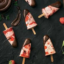 Stracciatella Erdbeer Eis Am Stiel Rezept Eis Selber Machen Eis Am Stiel Lebensmittel Essen