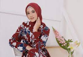 Warna merah mungkin akan membuat tampilan rumah terlihat mencolok. 5 Warna Hijab Yang Cocok Untuk Baju Merah