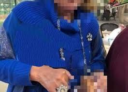 واتهم وكيل النيابة قصر النيل المدعى عليها بإنتاج كعكة عيد ميلاد لأحد أعضاء نادي الجزيرة بتهمة الوقاحة لكن المدعى عليها. Eveb6ky Jvez9m