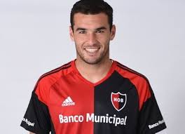 Felicitaciones fabricio formiliano por llegar al centenar de partidos oficiales defendiendo la camiseta de #peñarol pic.twitter.com/xypeawefsj. Fabricio Formiliano Fabricio Orosman Formiliano Duarte Penarol