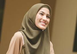 Pashmina plisket juga bisa dibuat menjadi hijab syar'i menutup dada lho! Tutorial Hijab Simpel Menutup Dada Ala Alyssa Soebandono Hijab Dream Co Id