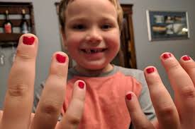 5letý Sam byl šikanován za nalakované nehty. Bije se za něj otec i hráč  amerického fotbalu