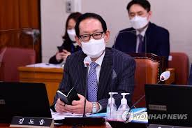 육군 3성 장군 출신 한기호 전 국회의원이 실업난 해소 대책으로 병 복무기간 연장을 주장해 논란이 되고 있다. 9bhbgz Pscjam