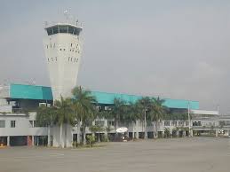 El aeropuerto de cali, en colombia, suspendió temporalmente este lunes sus operaciones comerciales debido a los bloqueos de vías de la ciudad en el marco de las protestas contra el gobierno. Aeropuerto Internacional Alfonso Bonilla Aragon Clo Aeropuertos Net