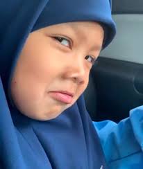 Siapa ingat lagi adik ni,Yang Gambar nya telah menjadi tular di laman  sosial media Innalillahi wainna ilaihi raji'un. Doakan keampunan Ayahanda  adik Mayah yg baru saja meninggal dunia petang Jumaat yg lalu.