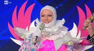 Orietta berti è la prima identità svelata de il cantante mascherato, lo show di milly carlucci che ha debuttato questa sera in prima serata su rai1. Il Cantante Mascherato L Unicorno E Orietta Berti La Delusione Avevo Cosi Tante Canzoni Da Cantare