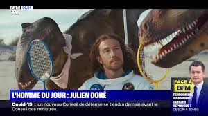 Chanson écrite et composée par julien doré clip écrit par julien doré & réalisé par brice vdh. Julien Dore Entoure De Dinosaures Et Habille En Cosmonaute Dans Le Clip Nous Video Dailymotion