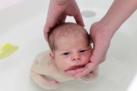 For bathing a newborn, use a baby bath sponge with a warm, damp washcloth in the first week and a few days more. Bath Time For Baby What Do You Both Need To Make Bathtime Fun