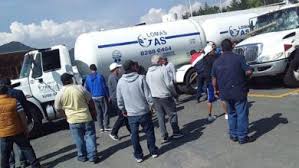 La riña ocurrió durante la mañana y posteriormente llegaron 60 repartidores de gas y 30 pipas para bloquear la avenida peñon esquina. Xv19gakwu7yoam