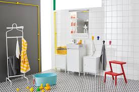 Kamar mandi ini memiliki desain dinding yang menarik, dilapisi kombinasi warna hitam dan abu sedangkan sisi lain memilih warna. 10 Ide Desain Kamar Mandi Unik Dan Kreatif Ikea Indonesia